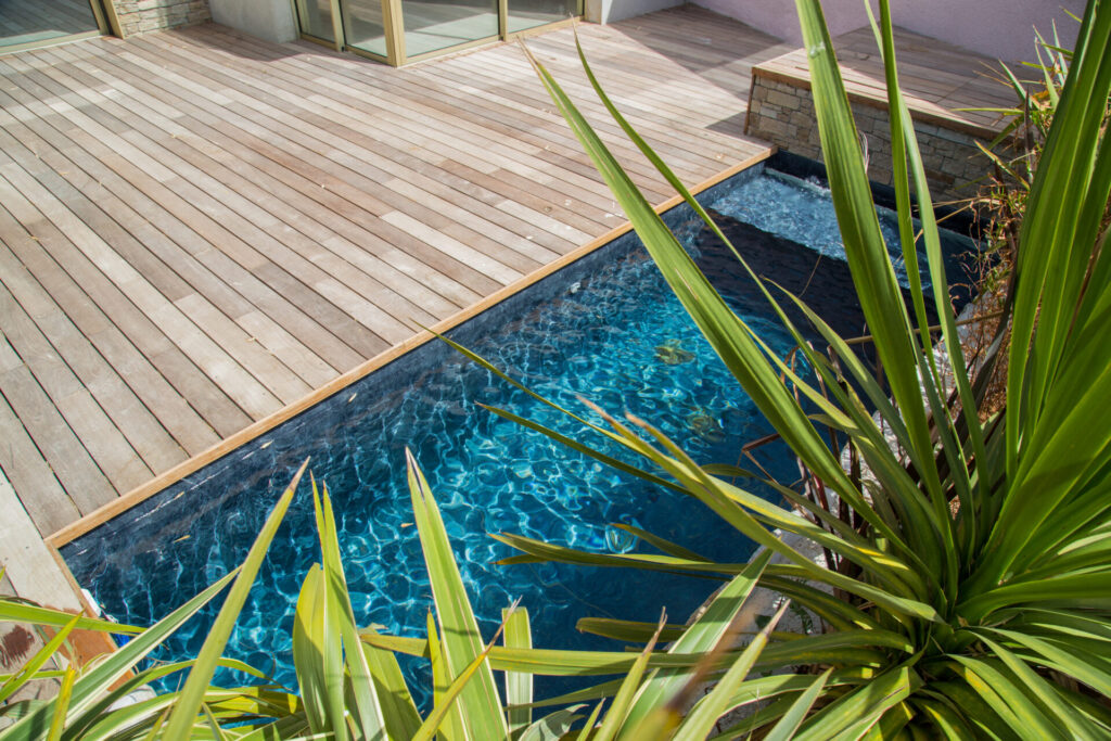 Terrasse bois - Piscine - Aménagement extérieur - Paysagiste Pierre Aussourd