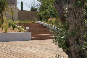 Terrasse et Escalier en bois exotique IPE sur-mesure - Paysagiste Aix-en-Provence - Pierre Aussourd